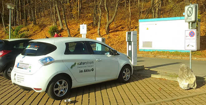 ZOE an der Ladesäule Parkplatz Hochschule in Wernigerode